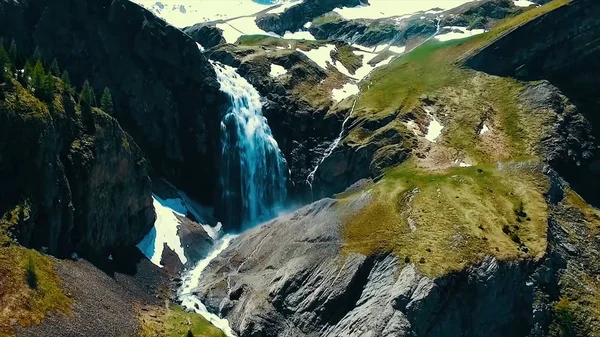 Vistas panorámicas sobre el río con agua blanca y montaña distante con alta cascada. Vista desde la cima de la cascada y las montañas nevadas —  Fotos de Stock