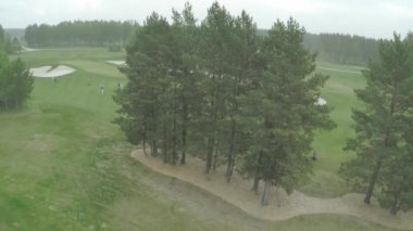 Üstten Görünüm yeşil golf sahası açık yeşil çim alan. Uçak uçan üzerinden havadan görünümü