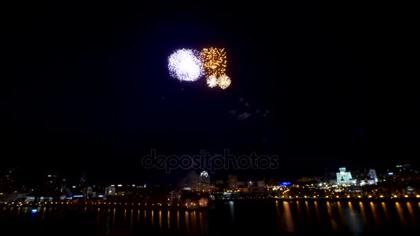 Großes Feuerwerk über der Stadt. schönes großes Feuerwerk über dem Fluss — Stockvideo