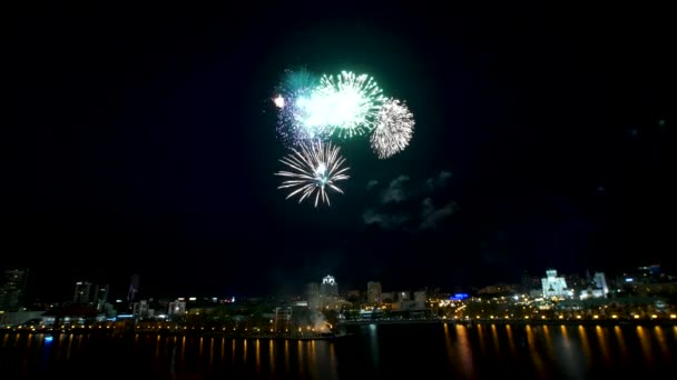 Grandi fuochi d'artificio sulla città. Bellissimi fuochi d'artificio sul fiume — Video Stock