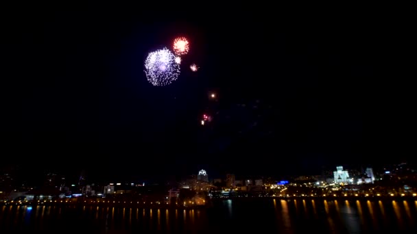 Nagy tűzijáték a város felett. Szép nagy tűzijáték a folyó felett — Stock videók