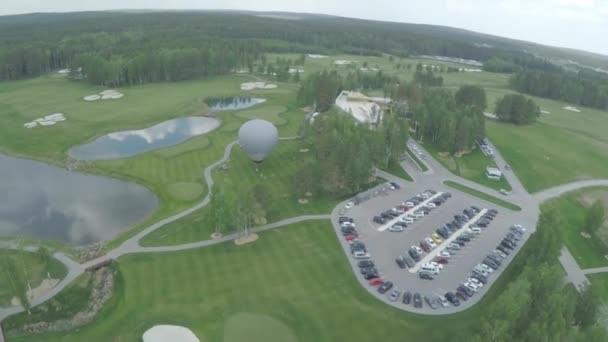 Légifelvételek Golf course, a tavak és a zöld gyep a golfpályára. Homok Bunkerolaj a gyönyörű golfpályán. — Stock videók