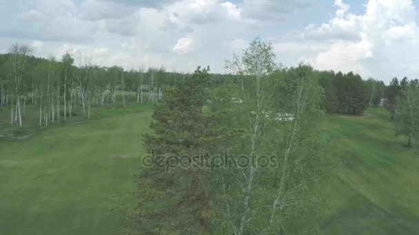 Letecký pohled na golfové hřiště, rybníky a zelené trávníky golfového hřiště. Písečných bunkrů na krásné golfové hřiště. — Stock video