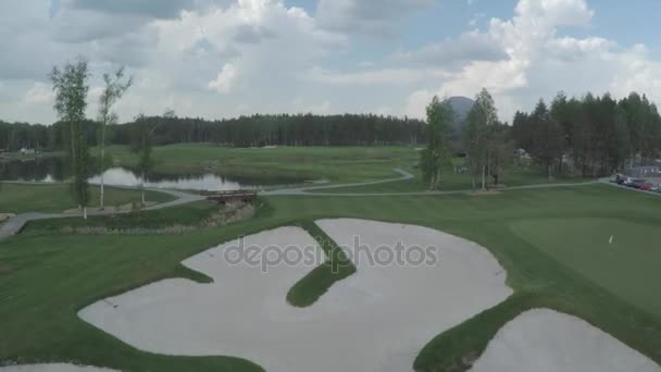 Εναέρια άποψη του γκολφ, λίμνες και πράσινο γρασίδι του γηπέδου γκολφ. Άμμο αποθήκες στο όμορφο γήπεδο γκολφ. — Αρχείο Βίντεο