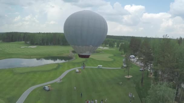 Velký balón v bílé barvě s košíkem. Anténa na velký balón — Stock video