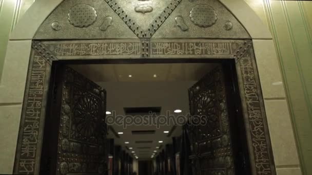 Исламская высеченная дверь в мечети в центре города — стоковое видео