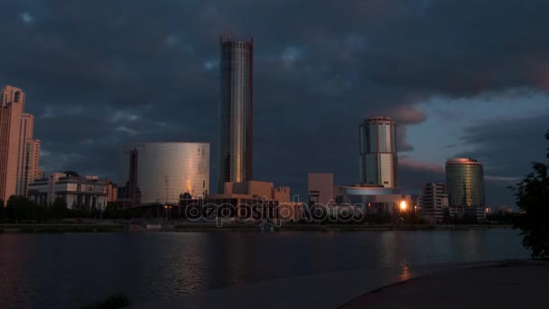 Salida del sol en el paseo marítimo, Ciudad de Ekaterimburgo, Rusia — Vídeo de stock