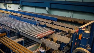 Raylar trenleri ve yük vagonu, vagon için imalatı. Demiryolu üretim tesisi. Çelik çubuk - demir metal demiryolu hatları malzeme ambarı Sanayi İnşaat için yuvarlak yığını. büyük basın