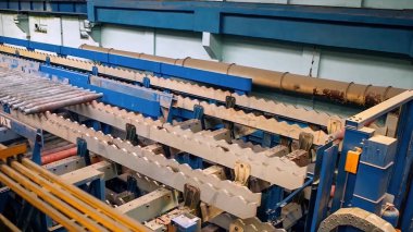 Raylar trenleri ve yük vagonu, vagon için imalatı. Demiryolu üretim tesisi. Çelik çubuk - demir metal demiryolu hatları malzeme ambarı Sanayi İnşaat için yuvarlak yığını. büyük basın