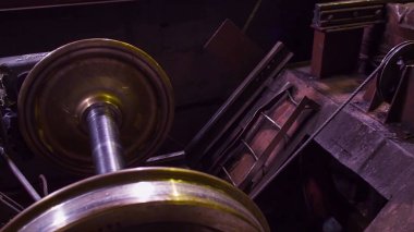 Raylar trenleri ve yük vagonu, vagon için imalatı. Demiryolu üretim tesisi. Çelik çubuk - demir metal demiryolu hatları malzeme ambarı Sanayi İnşaat için yuvarlak yığını. büyük basın