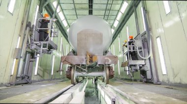 Yük vagon hangara petrol için. bir yük vagon yük vagonu kutusunda sıvılar için gösteri. Büyük demir eski arabalar. Varil nakliye petrol ürünleri için. Bir yük treni tren raylarda.