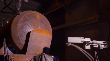 Yük vagon hangara petrol için. bir yük vagon yük vagonu kutusunda sıvılar için gösteri. Büyük demir eski arabalar. Varil nakliye petrol ürünleri için. Bir yük treni tren raylarda.