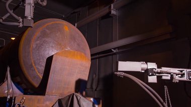 Yük vagon hangara petrol için. bir yük vagon yük vagonu kutusunda sıvılar için gösteri. Büyük demir eski arabalar. Varil nakliye petrol ürünleri için. Bir yük treni tren raylarda.