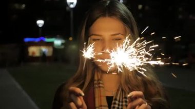 Sokakta poz maytap, tutan genç güzel mutlu gülümseyen kız. Maytap sokakta olan kadın. Tatil kavramı