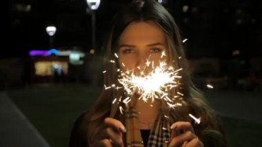 Sokakta poz maytap, tutan genç güzel mutlu gülümseyen kız. Maytap sokakta olan kadın. Tatil kavramı