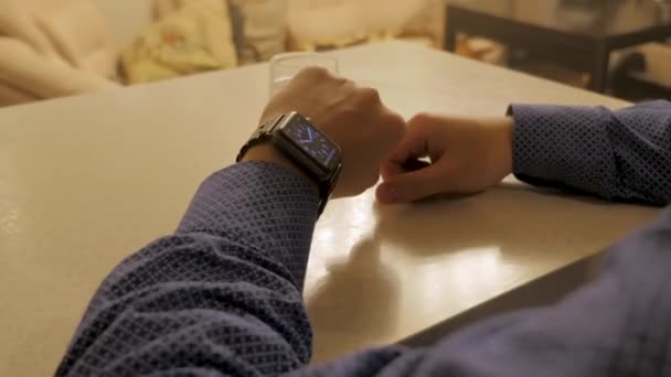 Knappe stijlvolle man beheren tijd op elektronische horloge. Jongeman controleren moderne pols klok — Stockvideo