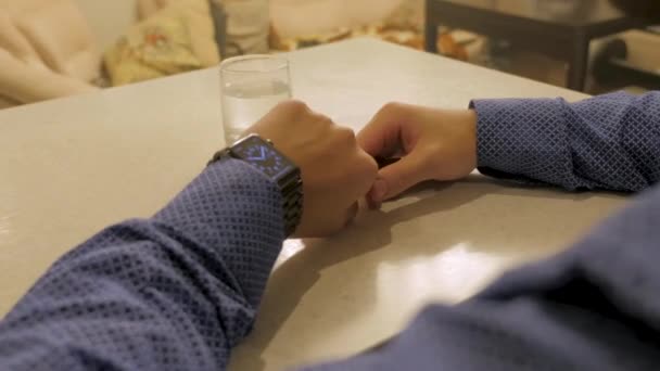 Hermoso hombre elegante gestión de tiempo en el reloj electrónico. Hombre joven comprobando reloj de pulsera moderno — Vídeos de Stock