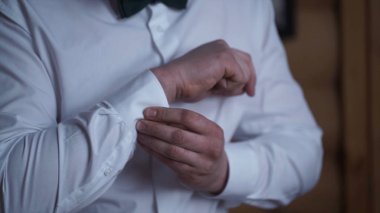 Erkek gömlek kolları üzerinde kadar düğmelerini. Yakın bir el adamın giyer beyaz gömlek ve kol düğmesi nasıl. Adam gömleğinin kol kadar düğmelerini. Kol düğmesi kadar zip. Mens stili.