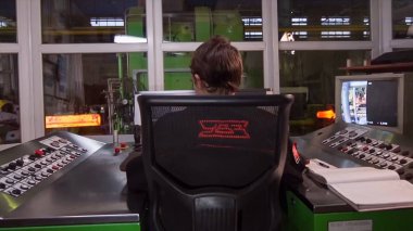 Takım atölyesinde CNC freze kesme makine merkezinin mekanik teknisyen operatif. Mühendislerin üretim dükkanındaki kontrol cihazlarının odası çalışır. Mühendis kontrol odasında çalışıyor