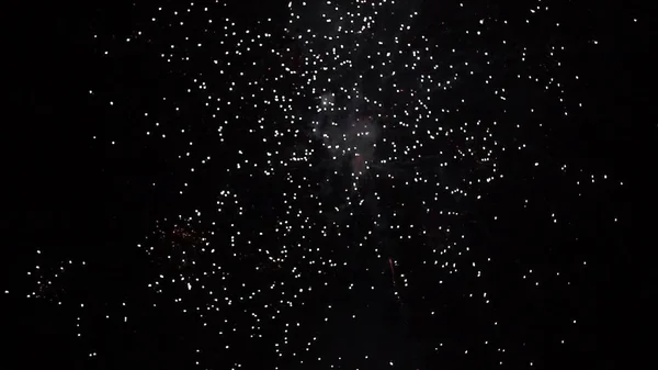 Fuegos artificiales. Celebración de fuegos artificiales brillantes en un cielo nocturno. Fuegos artificiales en el cielo nocturno de Moscú colorido . — Foto de Stock