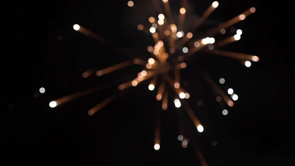 Πυροτέχνημα. Εορταστική λαμπρό πυροτέχνημα σε ένα νυχτερινό ουρανό. Πυροτεχνήματα στον ουρανό τη νύχτα της Μόσχας πολύχρωμο. — Φωτογραφία Αρχείου