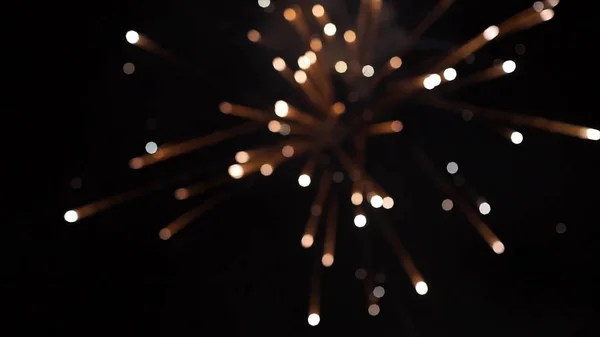 Feuerwerk. Ein festliches helles Feuerwerk am Nachthimmel. Feuerwerk im Nachthimmel von Moskau bunt. — Stockfoto