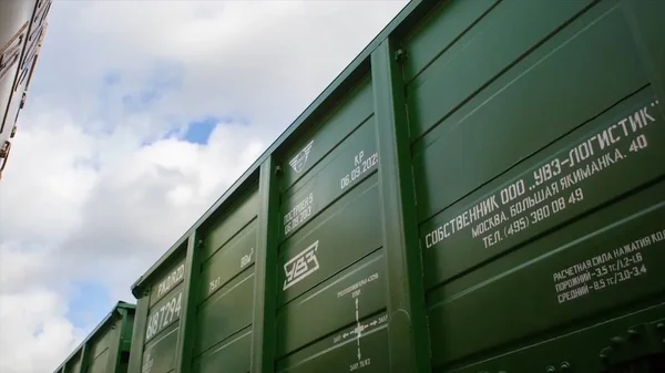 Железнодорожный вагон и голубое небо. Панорамный вид на контейнерные поезда. Бокскар. Контейнерные поезда на пути использования для промышленности наземных перевозок. Поезд — стоковое фото