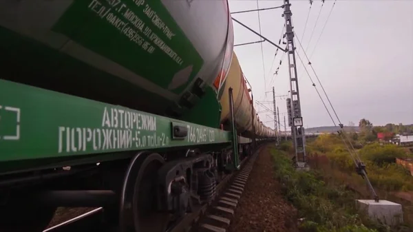 O comboio de mercadorias atravessa a ponte. Comboio ou trem de carga vai em trilhos. Vista em passeios de trem de carga nas trilhas perto da floresta. Vagões ferroviários. Transportes, caminho de ferro — Fotografia de Stock