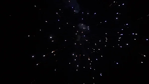 Fogos de artifício. Fogos de artifício brilhantes comemorativos em um céu noturno. Fogos de artifício no céu noturno de Moscou colorido . — Fotografia de Stock