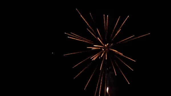 Fuegos artificiales. Celebración de fuegos artificiales brillantes en un cielo nocturno. Fuegos artificiales en el cielo nocturno de Moscú colorido . —  Fotos de Stock