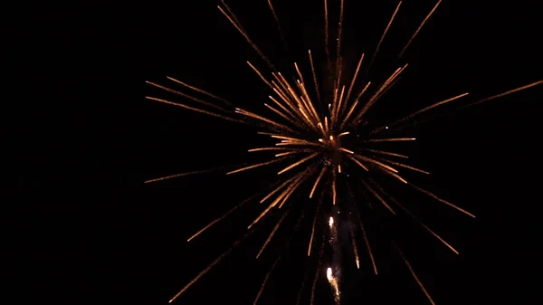 Fuochi artificiali. Fuochi d'artificio luminosi celebrativi in un cielo notturno. Fuochi d'artificio nel cielo notturno di Mosca colorato . — Foto Stock