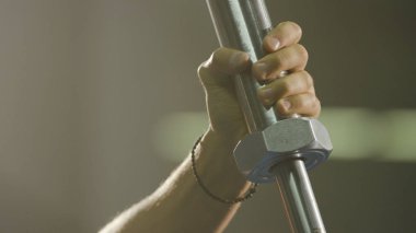 Sıra sıkıştırma için hazırlanıyor. Tebeşir elinde. Bir halter farklı görünümü hazırlanıyor. Dikey olarak çerçeveli atış bir spor salonunda ağırlık basarak bir atletik, tezgah