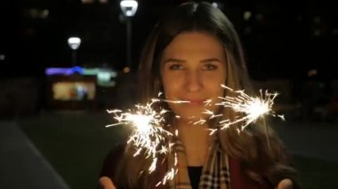 Maytap sokakta tutan genç güzel mutlu gülümseyen kız. Tatil kavramı. Maytap sokakta kızla