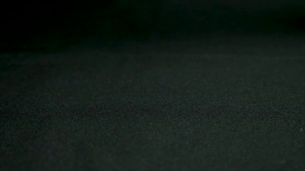 黒いテーブルの上のサイコロの詳細。テーブルの上のサイコロをスローします。クローズ アップ — ストック動画