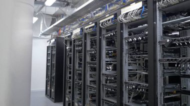 Aygıt incelemesi Kripto para birimi için. Bitcoin madenciler dizi kablolu raflar kurmak. Cryptocurrency madencilik. Bitcoin çiftlik. Makineleri, madencilik cryptocurrency, bitcoin için. Gün elektronik cihaz