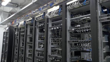 Aygıt incelemesi Kripto para birimi için. Bitcoin madenciler dizi kablolu raflar kurmak. Cryptocurrency madencilik. Bitcoin çiftlik. Makineleri, madencilik cryptocurrency, bitcoin için. Gün elektronik cihaz