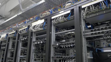 Aygıt incelemesi Kripto para birimi için. Bitcoin madenciler dizi kablolu raflar kurmak. Cryptocurrency madencilik. Bitcoin çiftlik. Makineleri, madencilik cryptocurrency, bitcoin için. Gün elektronik cihaz