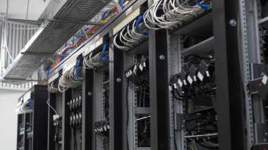 Aygıt incelemesi Kripto para birimi için. Bitcoin madenciler dizi kablolu raflar kurmak. Cryptocurrency madencilik. Bitcoin çiftlik. Makineleri, madencilik cryptocurrency, bitcoin için. Gün elektronik cihaz