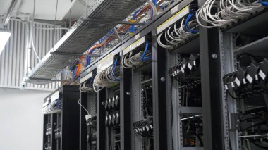 Aygıt incelemesi Kripto para birimi için. Bitcoin madenciler dizi kablolu raflar kurmak. Cryptocurrency madencilik. Bitcoin çiftlik. Makineleri, madencilik cryptocurrency, bitcoin için. Gün elektronik cihaz