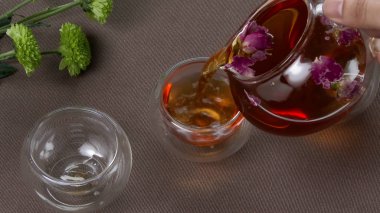 Çin çay töreni çay master tarafından gerçekleştirilir. Çin çay töreni. Erkek dökme çay bardağı eller.