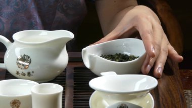 Yakın çekim tabloda çay töreni mutfak eşyaları ve bambu. Çin çay töreni. Japon çay töreni