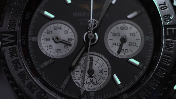 Closeup view of luxury mans wristwatch. Detail of a luxury watch on black background. Selective focus, shallow depth of field. Mans wristwatch macro — Stock Photo, Image