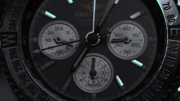 Wyświetlić zbliżenie luksusowych mans zegarek na rękę. Szczegóły luksusowe zegarki na czarnym tle. Selektywny fokus, płytkiej głębi ostrości. Zegarek na rękę makro Mans — Zdjęcie stockowe