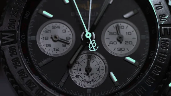 Close-up beeld van luxe mans polshorloge. Detail van een luxe horloge op zwarte achtergrond. Selectieve aandacht, ondiepe scherptediepte. Mans polshorloge macro — Stockfoto