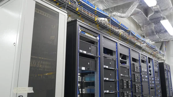 Viele leistungsstarke Server, die im Serverraum des Rechenzentrums laufen. viele Server in einem Rechenzentrum. viele Racks mit Servern im Serverraum. helles Display mit einer Vielzahl von Betriebsmitteln. — Stockfoto