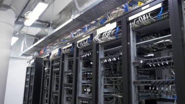 Bitcoin madenciler dizi kablolu raflar kurmak. Bilgisayar Bitcoin araştırma için. madencilik makine için anakart için kabloları takın. Cryptocurrency bilgisayar birçok çevresel yuva ile