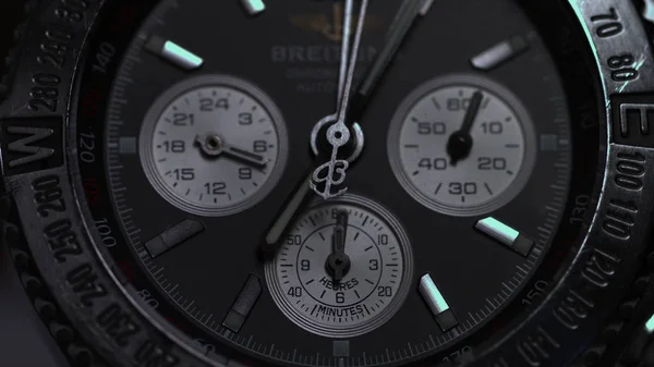 Vista de perto de homens de luxo relógio de pulso. Detalhe de um relógio de luxo sobre fundo preto. Foco seletivo, profundidade de campo rasa. Mans relógio de pulso macro — Fotografia de Stock