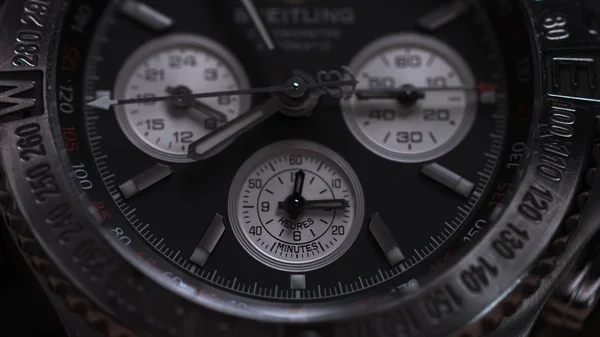 Detailní pohled na luxusní mans Náramkové hodinky. Detail luxusní hodinky na černém pozadí. Selektivní fokus, malá hloubka ostrosti. Mans Náramkové hodinky makro — Stock fotografie