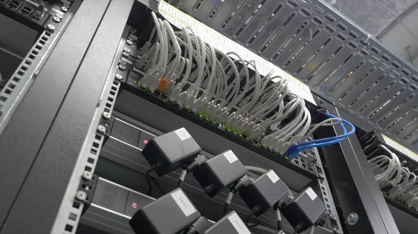 Los servidores de almacenamiento se encuentran en la sala de servidores del centro de datos. Parte posterior del servidor instalado en la sala de servidores. Muchos cables están conectados a ordenadores potentes — Foto de Stock
