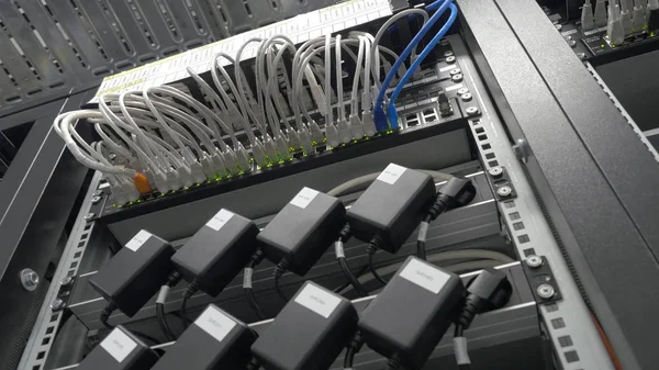 Opslagservers bevinden zich in de serverkamer van het datacenter. Achterkant van de server is geïnstalleerd in de serverkamer. Veel kabels zijn aangesloten op een krachtige computers — Stockfoto